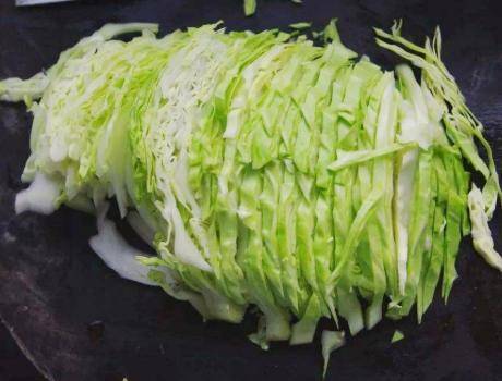 圆白菜|北方人爱吃的焖饼怎么做？分享1个小窍门，不坨也不焦，一次成功