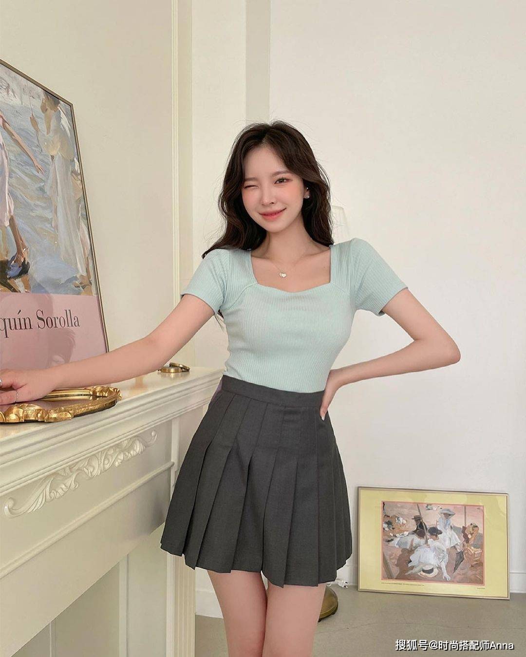 身材|针织T恤与百褶裙是绝配，展露完美身材曲线，穿出超A女神范儿