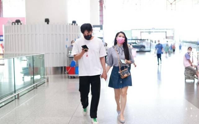 夏天|伊能静真是“优雅派掌门”，穿飘带衬衫配牛仔裙，与秦昊更像姐弟