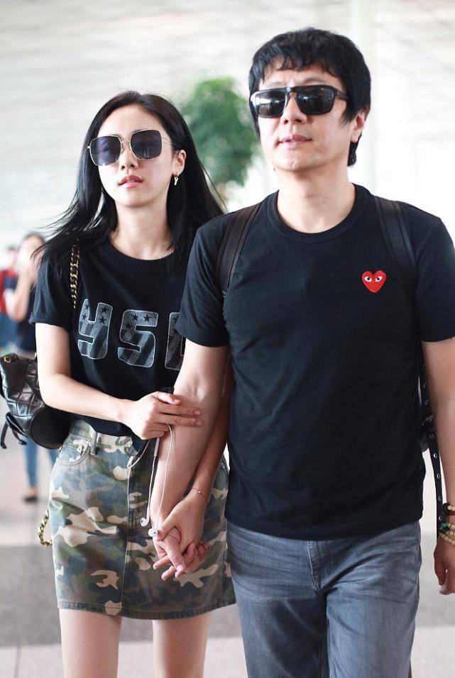 迷彩|刘芸与郑钧牵手穿得稳重，黑色T恤配迷彩裙秀美腿，两人更似父女