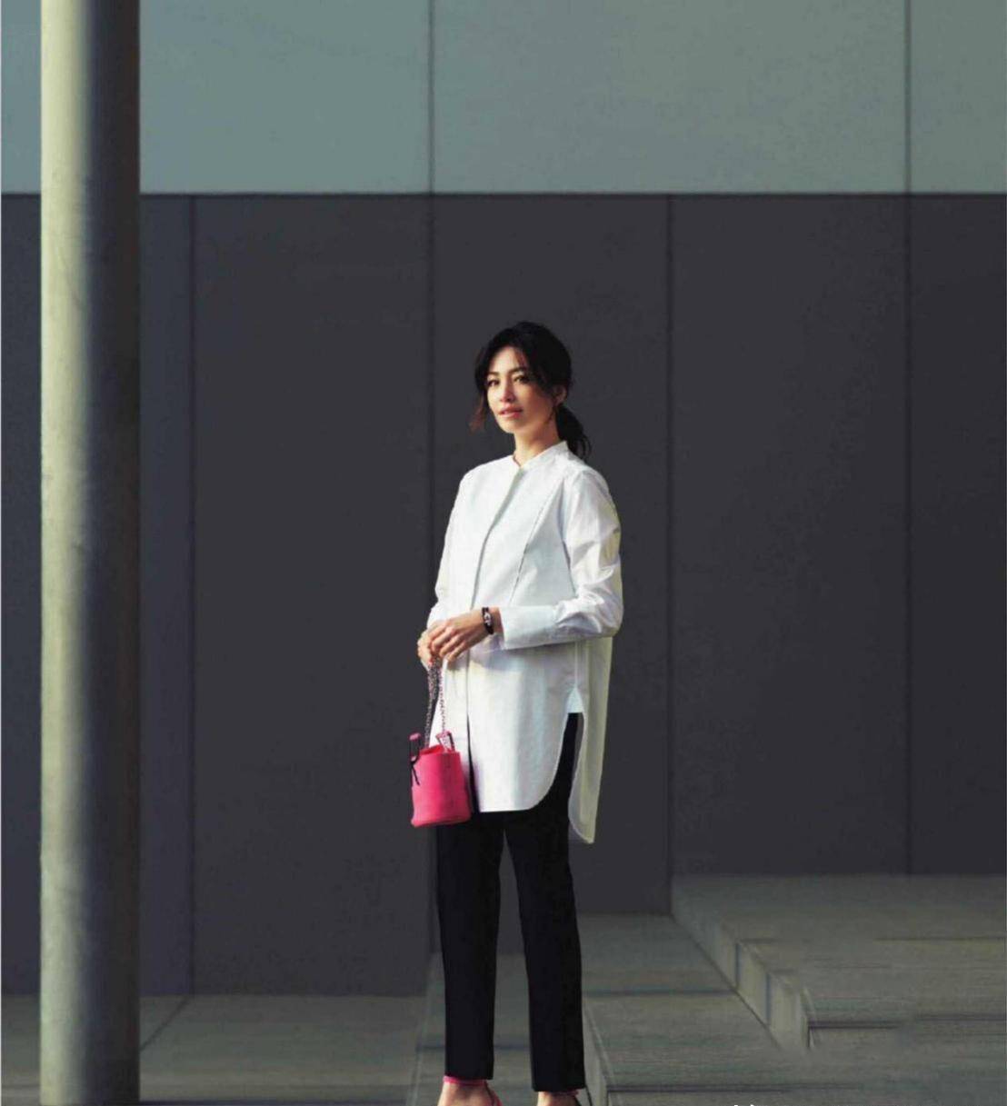 颜色|这才是中年妈妈该有的穿搭!衬衫+直筒裤,气质减龄,很高级