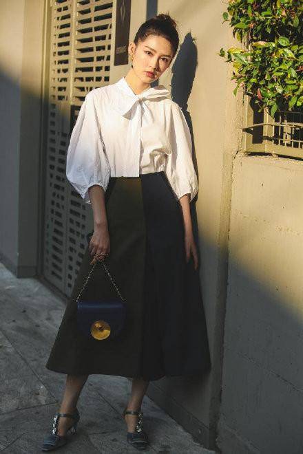 女生|《乘风破浪的姐姐》金晨公演造型，印花外套搭俏皮麻花辫，心动了