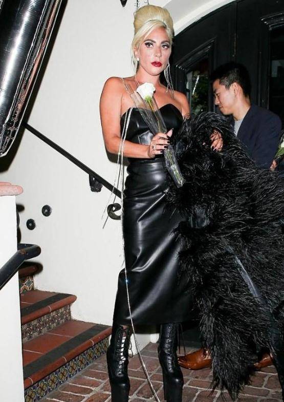 方面|LadyGaga时尚感真强，157身高穿抹胸皮裙，光是鞋子就30厘米高了