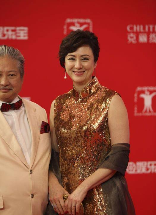 设计|高丽虹和洪金宝结婚30年，没生孩子身材撩人，穿裙子更像小姑娘