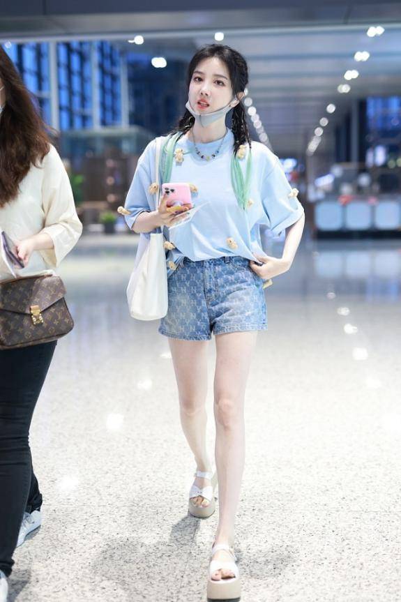 青春|陈小纭还像没长大的小女孩，麻花辫配小熊T恤，短裤露美腿更显嫩