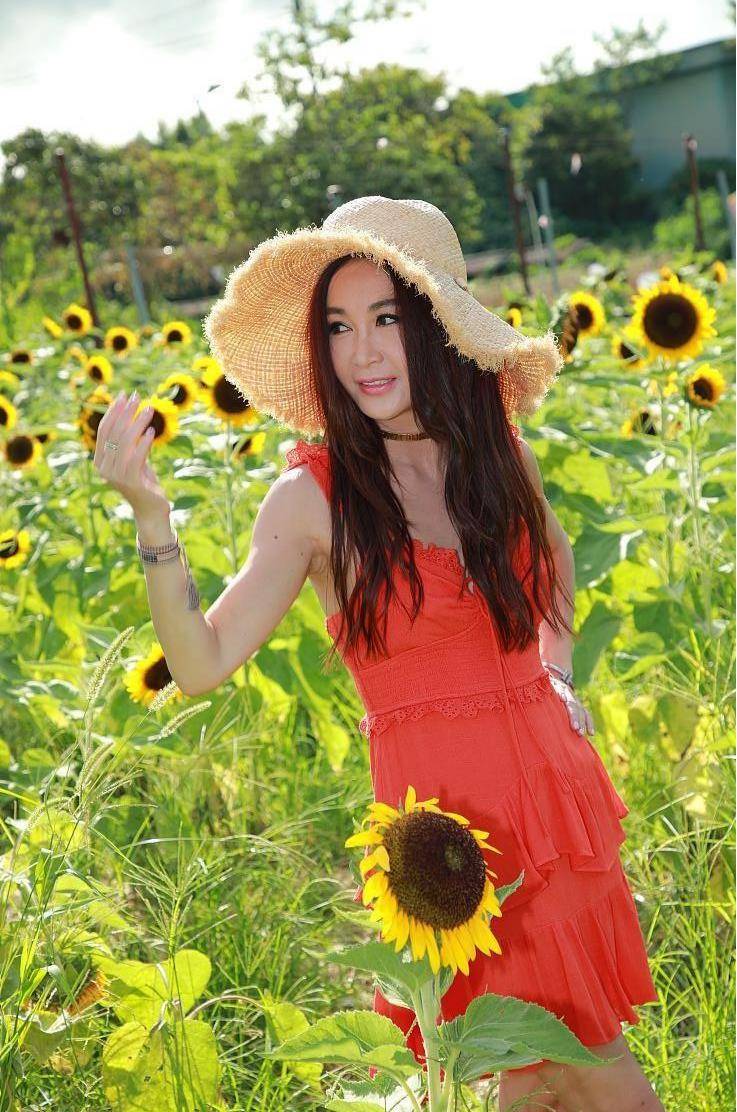 显得|温碧霞的年龄是个谜，看起来“少女感”太强了，一双美腿太吸晴