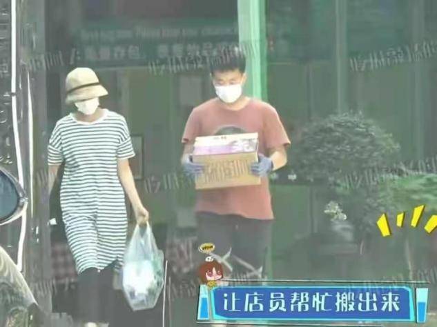 长势|袁泉邀请女儿全班看电影，10岁女儿长腿瞩目，她穿睡衣打扮随性