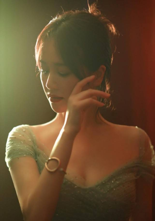 身材|左小青的自然曲线惹眼,立体身材穿薄纱裙,真叫人移不开眼