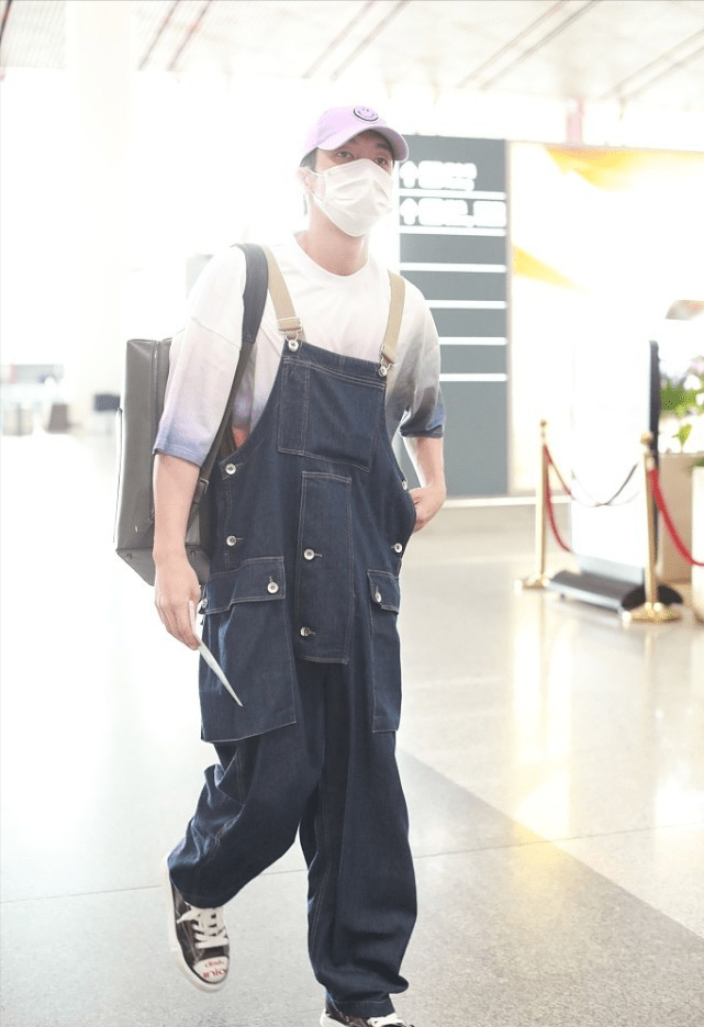 男生|谁说男生不能穿背带裤，配件T恤就挺好看的，30+也能穿出少年感