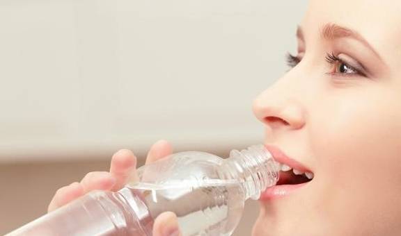 肾脏|身体如果缺水了，一般会有这3个讯号，知道的人还不多