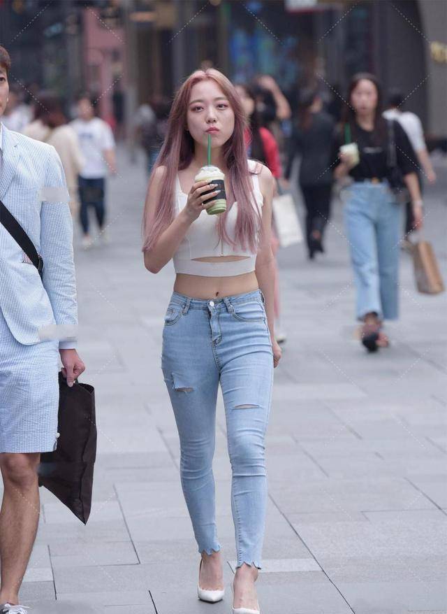 天蓝色|黑色紧身短袖搭天蓝色牛仔打底裤,整体出彩不刻板,干净协调