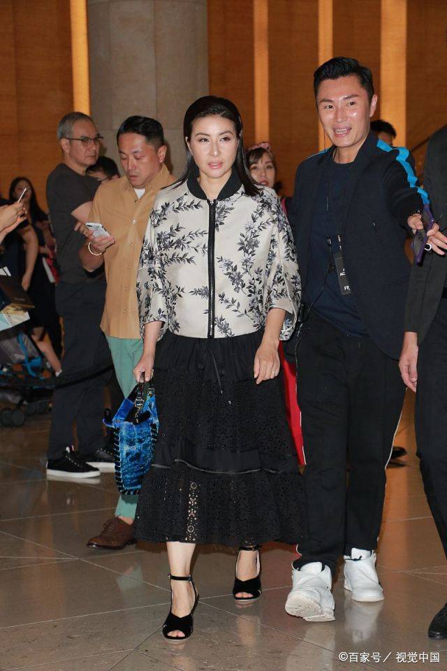 郭晶晶|郭晶晶是胖了点吗?穿衣更像“阔太太”了,站明星堆里气质也没输