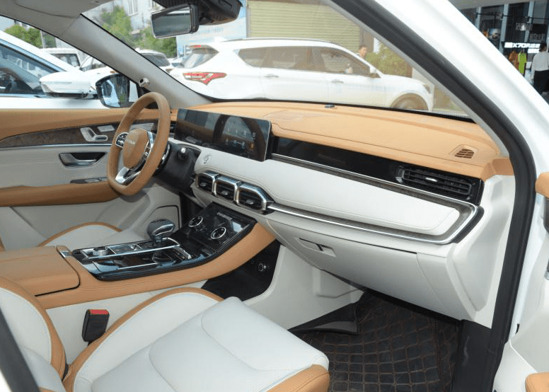 此外,它还有三种内饰颜色可选择,除了常见的纯黑色,还有运动化的红黑