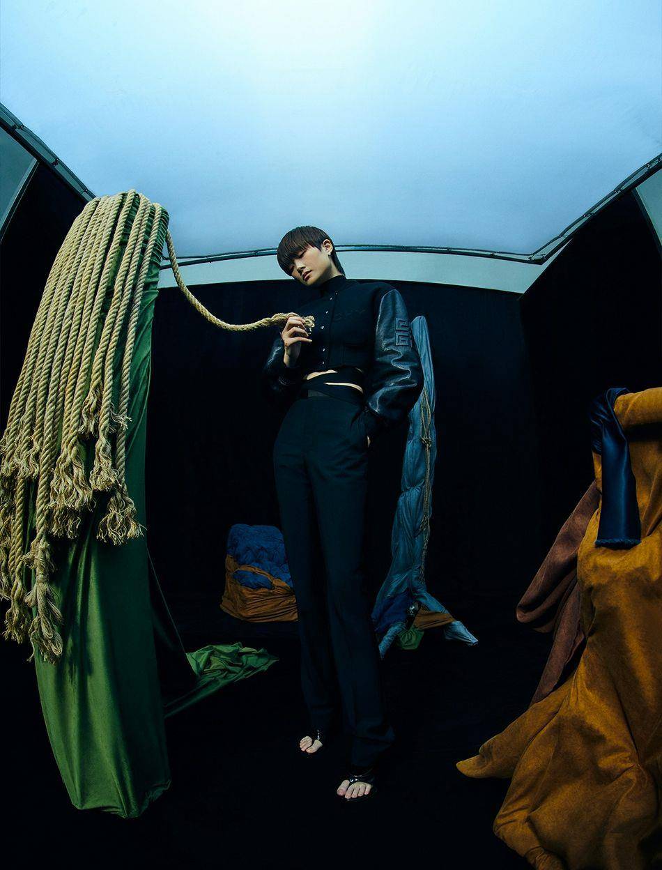 冷漠|李宇春穿露背裙女人味十足，清冷高级感溢出屏幕