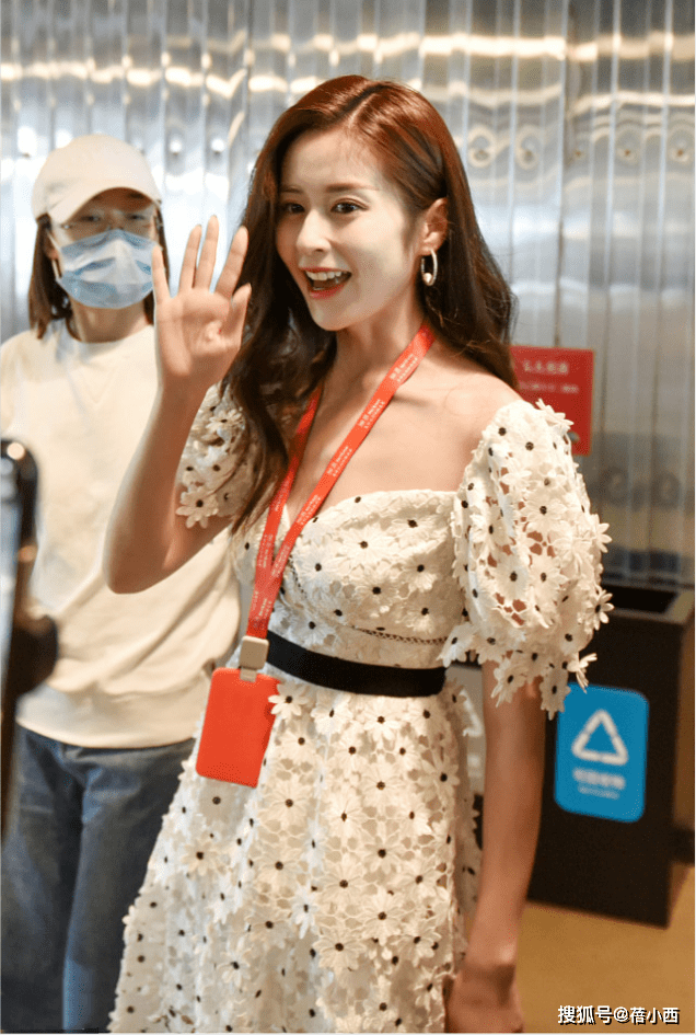 美眉|颖儿90斤的身材穿啥都不差,一袭低胸小白裙秀出好身材,让人羡慕