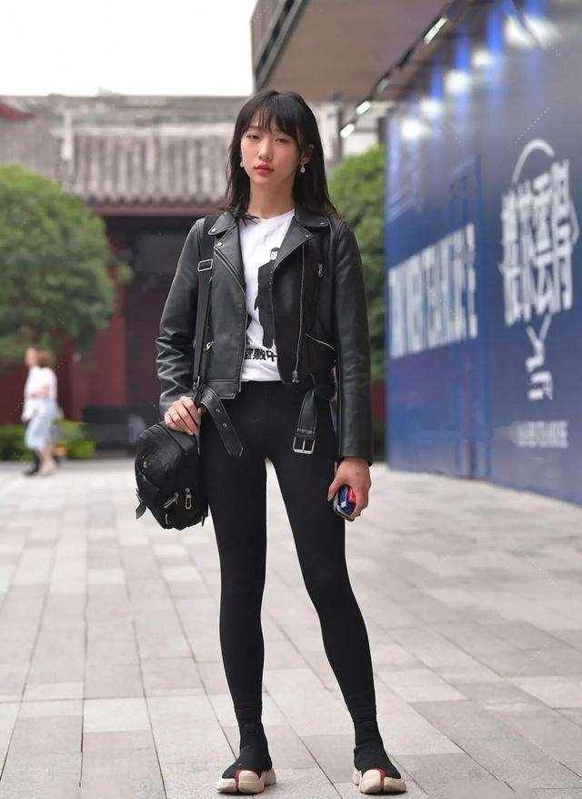 田园|黑色皮质外套搭配黑色田园打底裤，穿搭很讲究，素净的感觉