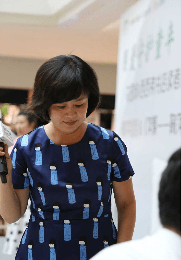 真招|鞠萍胖了也很可爱，圆润身材穿连衣裙，带点印花真招小朋友喜欢