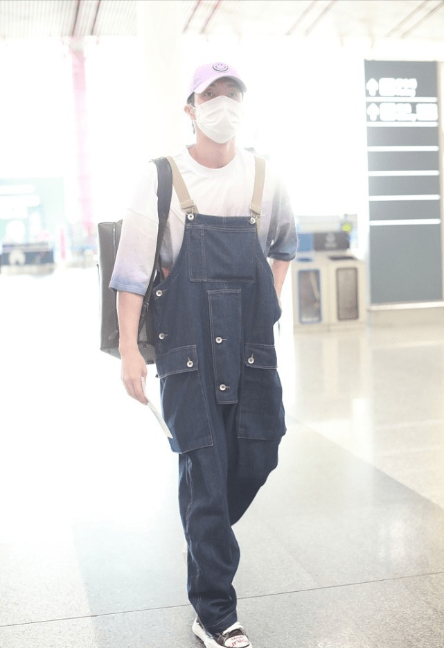 男生|谁说男生不能穿背带裤,配件T恤就挺好看的,30+也能穿出少年感