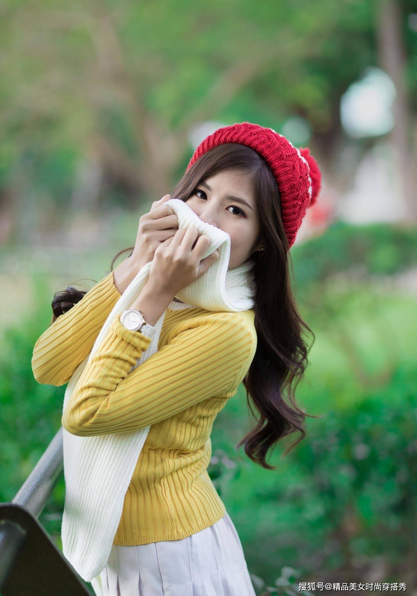 短裙|街拍：黄色针织衫很是吸睛时尚，简约的版型衬出姣好的身材