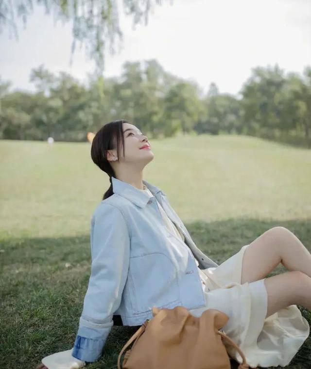 显得|陆毅鲍蕾夫妇现身机场，穿外套包裹严实但仍是十指紧扣，恩爱有加