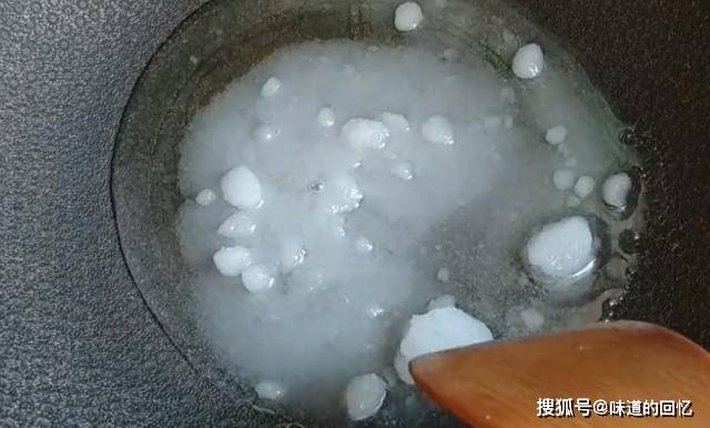 颜色|剩馒头怎样做才不浪费？大厨教你新吃法，不用一滴油，孩子抢着吃