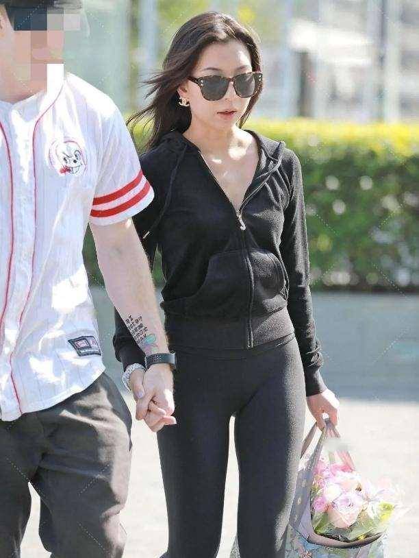 上衣|黑色打底裤搭配黄色上衣，增加时尚感，穿得干净利落