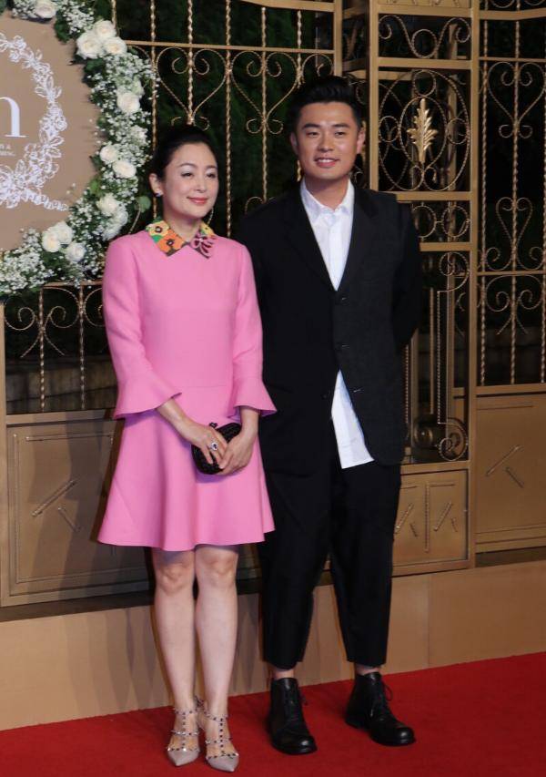 设计|陈红老了五官也很美，穿少女感的裙子出镜，模样一点没有违和感