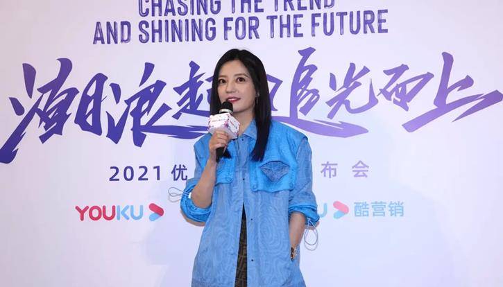 赵薇|45岁赵薇新造型胆真肥，穿夹克短裤配“情趣袜”，比主持人还抢镜