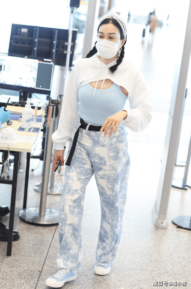 好身材|钟丽缇又不好好穿衣服了，穿背心上面还要“套半件”，意外时髦