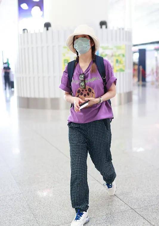 马尾|“小燕子”赵薇久违走机场，穿T恤长裤，45岁扎马尾背书包似学生