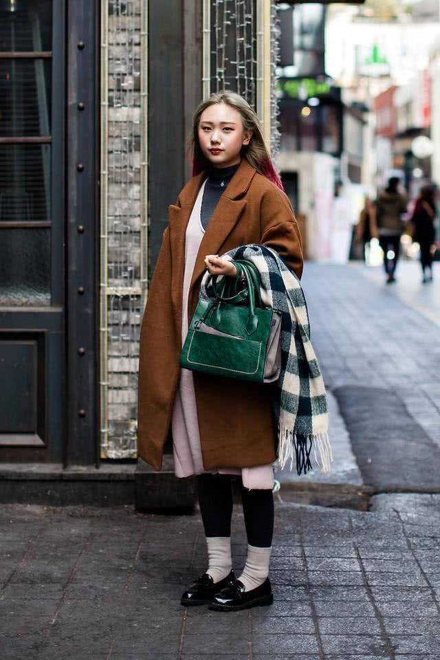 显得|舒适利落的大衣优雅又很气派，使你拥有潇洒帅气的街头风