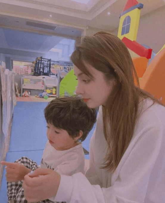 图片|麦迪娜挺大肚与姜潮同健身，大肚似怀双胞胎，姜潮裸上身肌肉发达