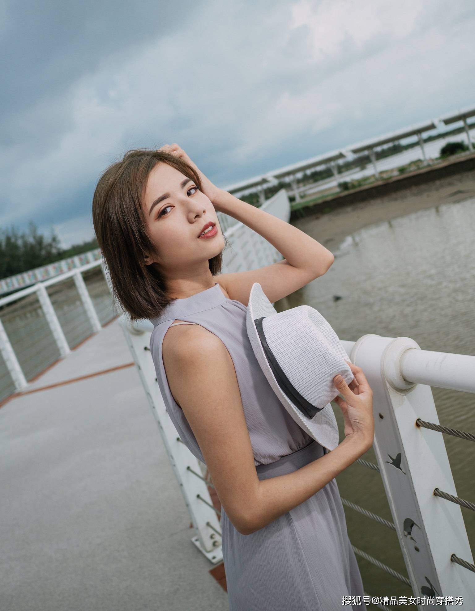 松紧|无袖连衣裙搭配白色凉鞋,简简单单地就可以非常的时尚优雅
