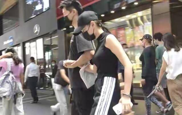 何超莲|赌王女儿罕见携男友走机场，穿露肩紧贴似连体婴，全程牵手超腻歪