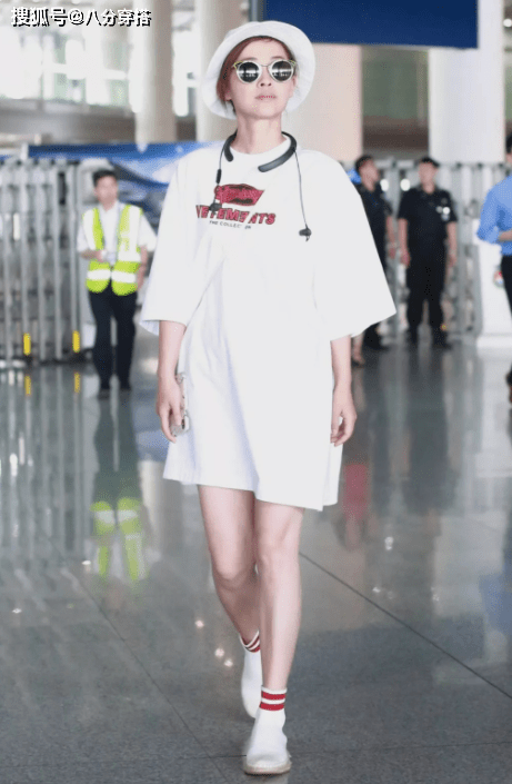 身材|梅婷的气质感“绝”了，黑西装配酒红色半身裙知性干练，成熟优雅