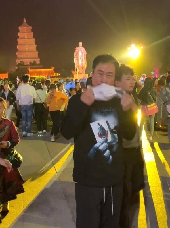 口袋|57岁黎耀祥西安游玩，穿卫衣束脚裤重游旧地，插口袋装酷姿势太帅