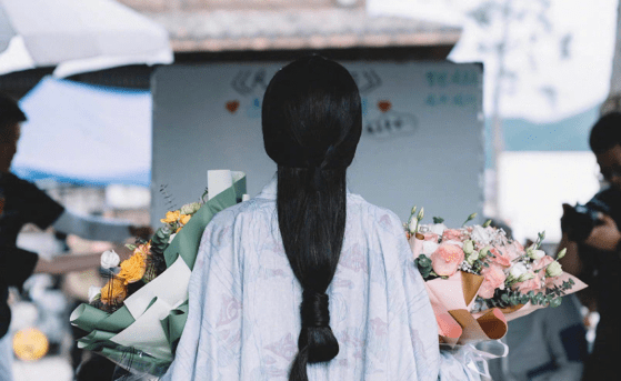 巴掌|baby大秀马甲线，穿露脐上衣巴掌腰抢镜，四肢纤细少女感十足