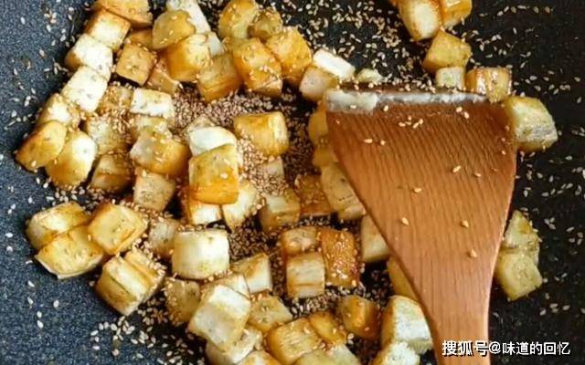 颜色|剩馒头怎样做才不浪费？大厨教你新吃法，不用一滴油，孩子抢着吃