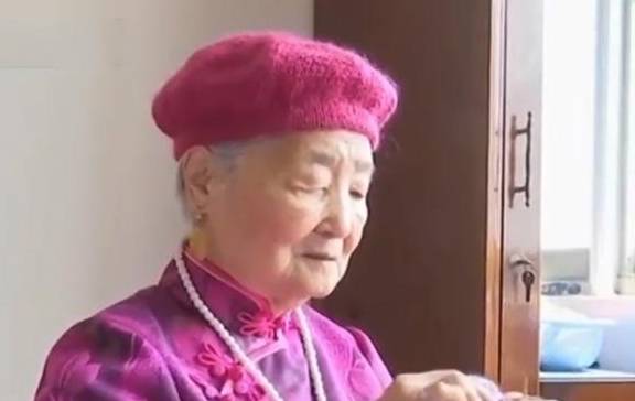 漂亮|90岁奶奶一生爱漂亮，躺在病床也要穿漂亮衣服！用窗帘做百件旗袍