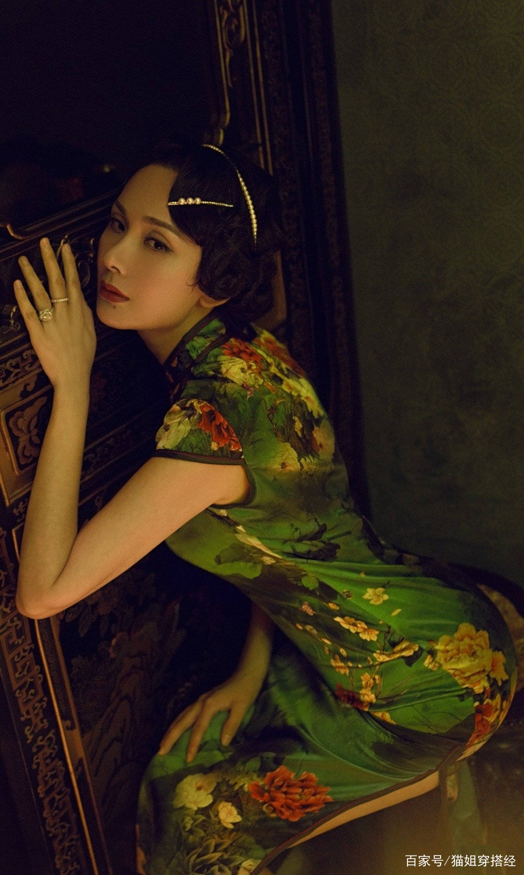 曲线|程莉莎穿旗袍提气质，手挽郭晓夏走红毯曲线真美，被浪姐淘汰可惜