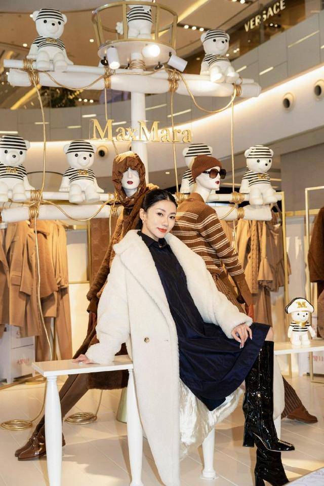 质感|郑恺前女友程晓玥，一身白色的大衣搭配连衣裙，长腿太吸睛