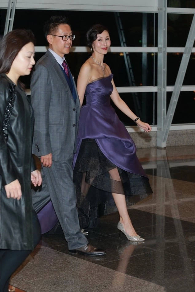 西装|李嘉欣不愧第一美女，紫色抹胸裙高雅贵气，身旁许晋亨西装挺时髦