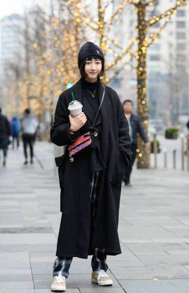 显得|舒适利落的大衣优雅又很气派，使你拥有潇洒帅气的街头风