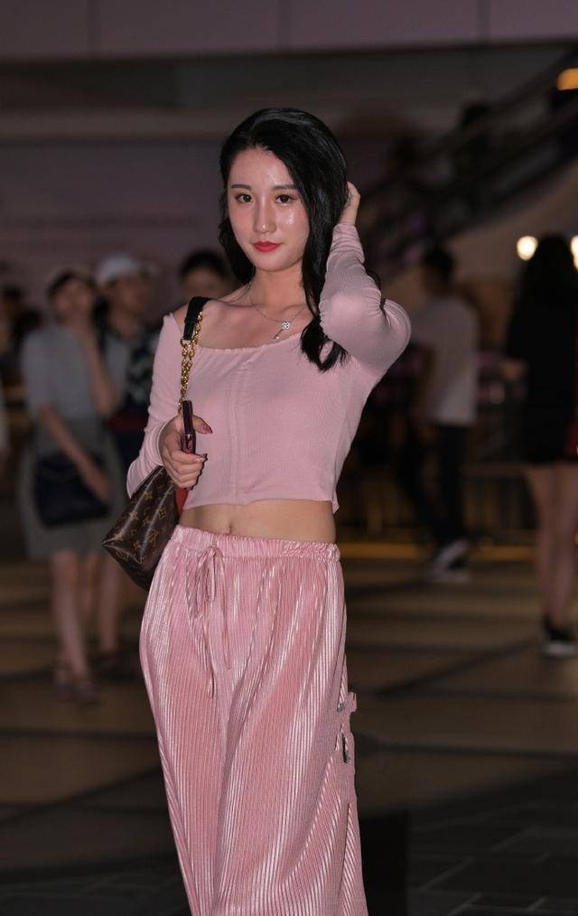 身姿|阔腿裤绽放出优雅的姿态，穿起来非常的有范，满满的女人味尽情绽放