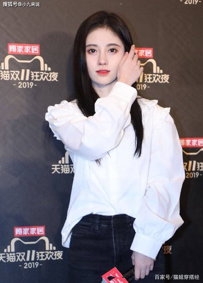 鞠婧祎|鞠婧祎穿荷叶衬衫出镜，楚楚动人堪称“直男斩”，咋看咋美羡慕了