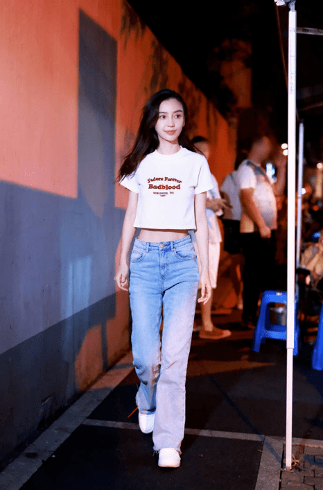 巴掌|baby大秀马甲线，穿露脐上衣巴掌腰抢镜，四肢纤细少女感十足