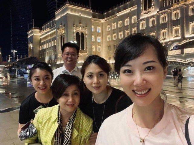 黑色|梁安琪现身度假村剪彩，穿碎花裙不敢踩高跟鞋，老了就该有老样！