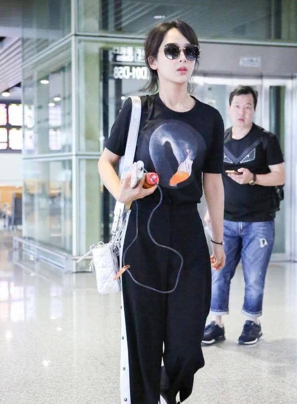 青春|杨紫衣品终于提升，穿校服裤走机场，既显腿细又减龄，真像小姑娘