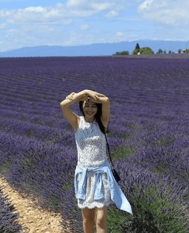 在薰衣花海中的高圆圆,开心的笑容,真的很有治愈性