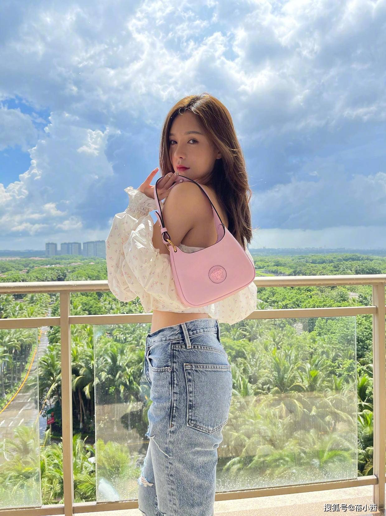 灯笼|“沈梦辰”打扮好风骚，穿挤奶装+牛仔裤，轻松秀出“超模比例”